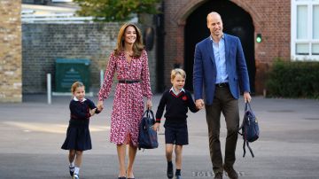 El príncipe George y la princesa Charlotte con sus padres, los Duques de Cambridge