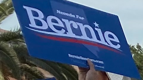 El precandidato demócrata Bernie Sanders encabeza la marcha hispana en Las Vegas.