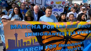 El precandidato demócrata Bernie Sanders encabeza la marcha hispana en Las Vegas.