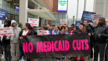 Una coalición de organizaciones, incluyendo MRNY, durante la protesta en Albany contra recortes en el Medicaid.