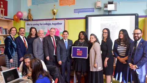 De izq. a der.: la CEO de Fund for Public Schools Julie Shapiro, el superintendente del Distrito 30 Dr. Philip A. Composto, la presidenta de NYC Kids RISE Dana Zucker, los concejales Jimmy Van Bramer y Daniel Dromm, el canciller de Educación Richard A. Carranza, la directora de The Ruby G. Allen School - P.S. 148 Q Yolanda Harvey y la coordinadora de padres Lysette Ramos, la directora de NYC Kids RISE Debra-Ellen Glickstein y la directora de comunicaciones y digital de P.S. 148 Carolina Valencia, y el concejal Francisco Moya.