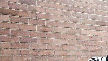 El trabajador encontró el dinero en un escritorio de madera roto.