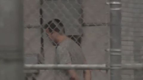 René Pedrosa entrando esposado en el correccional del Condado de Miami-Dade.