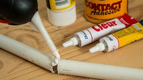 El hombre salía mucho de viaje por trabajo y su pareja aprovechaba eso para engañarlo.