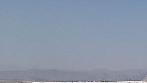 Un camión móvil del USGS escanea la ruptura de la superficie causada por el sismo en Ridgecrest en julio de 2019.