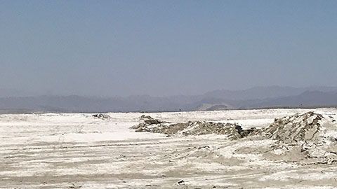 Un camión móvil del USGS escanea la ruptura de la superficie causada por el sismo en Ridgecrest en julio de 2019.
