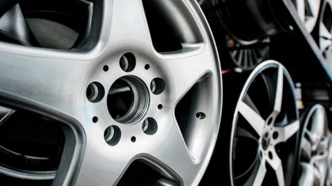 Los rines de buena calidad deben soportar golpes leves, de lo contrario estarías exponiendo tu auto a una seria avería.