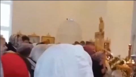 Según el religioso, la gente no tiene problema de que lleve a cabo este acto.