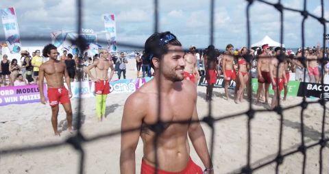 El modelo Santiago Schiavo durante un partido del torneo "Model Volleyball" en Miami Beach.