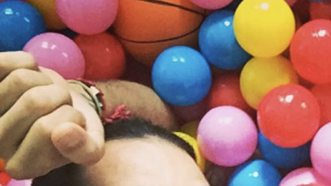 Toni y Alaïa se divierten.