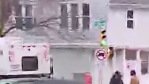 Policías cerca de la escena del tiroteo.