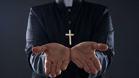 El cura indicó que los padres de la menor aceptaron la relación.