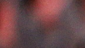 No lució el típico traje para su presentación.