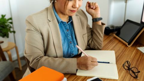 Mujeres de 50 años o más que quieren tener su propio negocio, se beneficiarán de esta iniciativa.