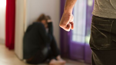 La mujer también lo acusa de haberla agredido sexualmente.