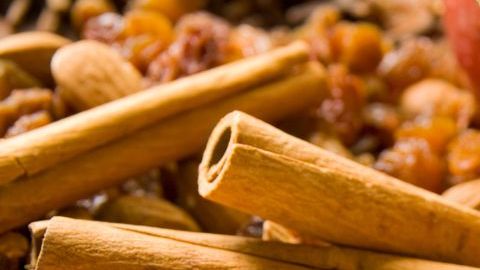 El consumo de canela se asocia con un gran poder de aumentar las defensas del organismo y fortalecer al sistema inmunológico.