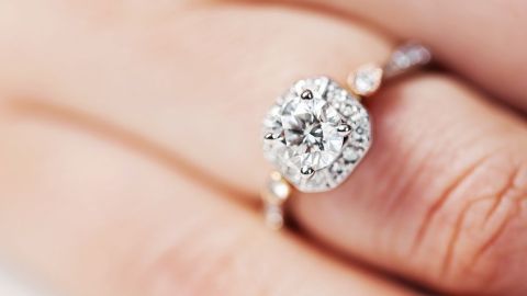 Foto ilustrativa de un anillo de diamantes.