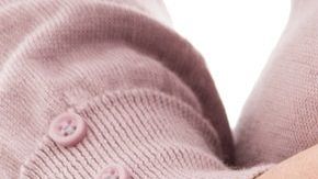 Para disminuir la inflamación típica de diciembre, se aconseja consumir cúrcuma, infusión de menta, aumentar el consumo de potasio, disminuir la ingesta de sal y beber sueros naturales, que combatan la retención de líquidos.