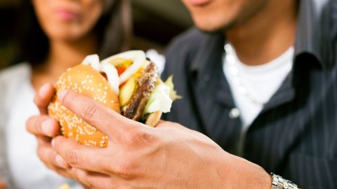 La comida chatarra es nociva de muchas maneras.