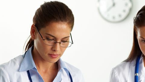 A los que llevan las hojas blancas, sí los atienden.