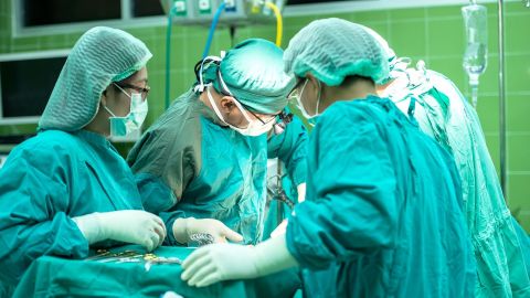 La paciente quería cerciorarse que nos cirujanos no dañaran otras partes del cerebro.