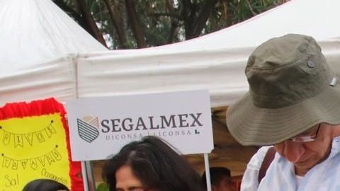 Difrutan de los tradicionales tamales.