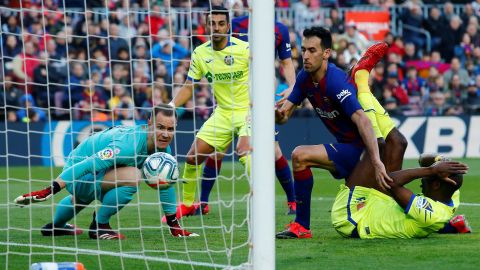 El arquero Marc André ter Stegen en la atajada que definió el rumbo del partido.