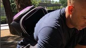 El veterinario Kwane Stewart convirtió su labor solidario en su estilo de vida.