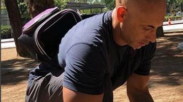 El veterinario Kwane Stewart convirtió su labor solidario en su estilo de vida.