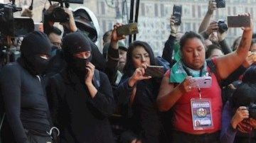 VIDEO: Feministas acusan a AMLO de insensibilidad frente a asesinatos de Mujeres