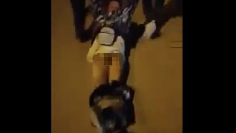 VIDEO: Se salvan del CJNG pero ciudadanos los desnudan y casi matan a golpes por robar