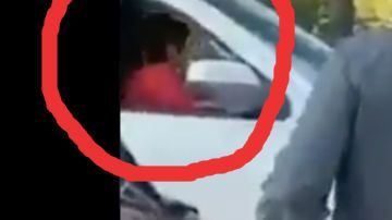 VIDEO: Sicario del Cártel de Sinaloa dispara al aire mientras niño lo observa