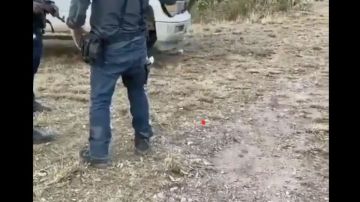 VIDEO: Sicario del Cártel de Sinaloa dispara al aire mientras niño lo observa
