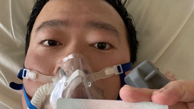 Li Wenliang publicó en las redes sociales una foto suya desde su cama en el hospital el 31 de enero. Al día siguiente fue diagnosticado con coronavirus.
