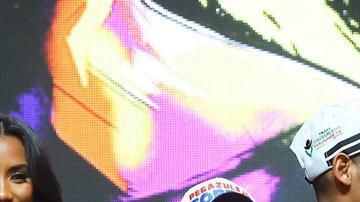 Navarrete (izq) amenaza con fulminar al asiático.