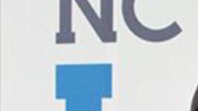 Kaitlen Raney con su premio de la lotería.