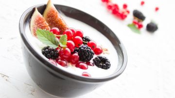 El yogur es una excelente adición en tu dieta saludable por sus nutrientes y beneficios a la salud.