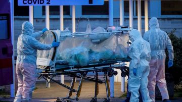 Un enfermo de coronavirus es transportado a un hospital en Italia.