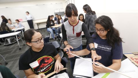 Estudiantes en todo el país necesitarán recibir sus clases en línea.