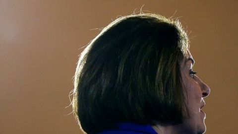 Amy Klobuchar se dirigió al público en un evento de campaña de Joe Biden.