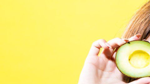 El aguacate es un potente antioxidante que combate los radicales libres y el envejecimiento.