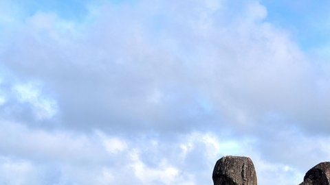 Unas mil estatuas de piedra, conocidas como moáis, se alzan en la Isla de Pascua.