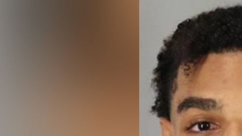 D'Adrien Anderson aparece en el video de las cámaras de seguridad comprando el helado.