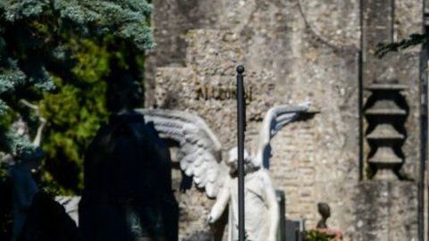 Tuvieron que cerrar el cementerio de Bérgamo para proteger a las personas mayores.