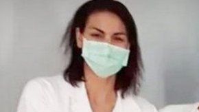 Alma Clara Corsini junto al equipo médico que le atendió en el hospital de Pavullo, en Módena, Italia.