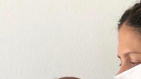 Sara aún no ha podido darle un besito a su hija recién nacida.