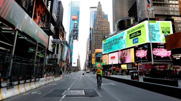 Time Square luce desolada luego del endurecimiento de las medidas para que los neoyorquinos se queden en casa enun esfuerzo por detener la propagación del coronavirus.