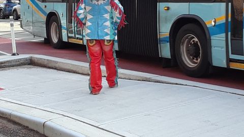 Los buses tienen carriles propios, pero no todos los respetan