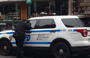 Crimen sin freno: un sólo hombre baleó a cuatro jóvenes en edificio en Queens
