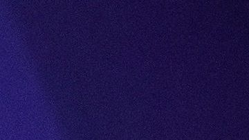 Trump abraza la bandera durante la Conferencia Anual de Acción Política Conservadora.